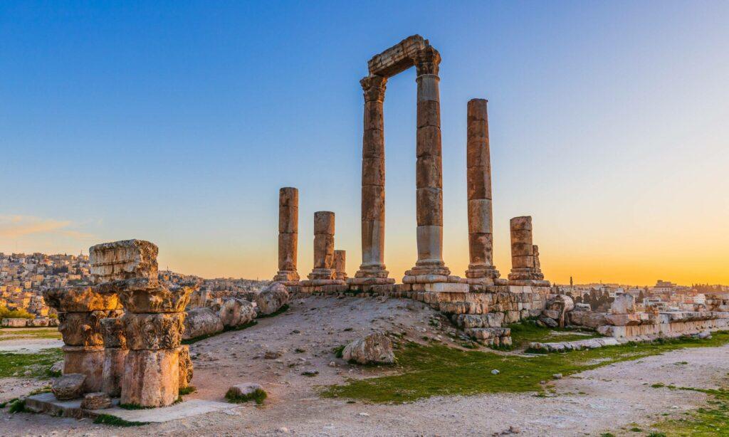 Amman en Jordania con la Ciudadela histórica, ruinas antiguas y paisajes urbanos de la capital jordana.